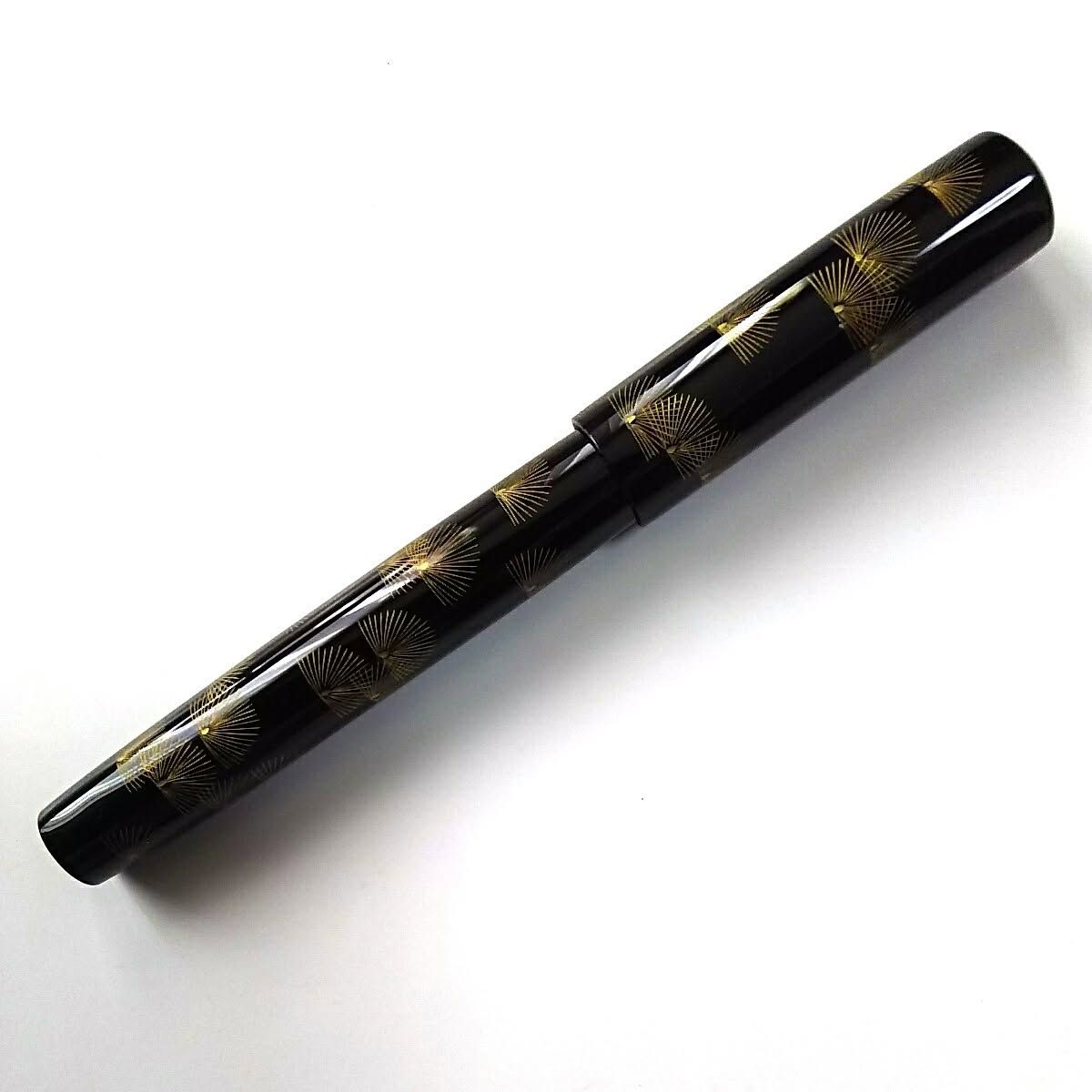 Maki-e fountain pen with fan shape patterns in gold