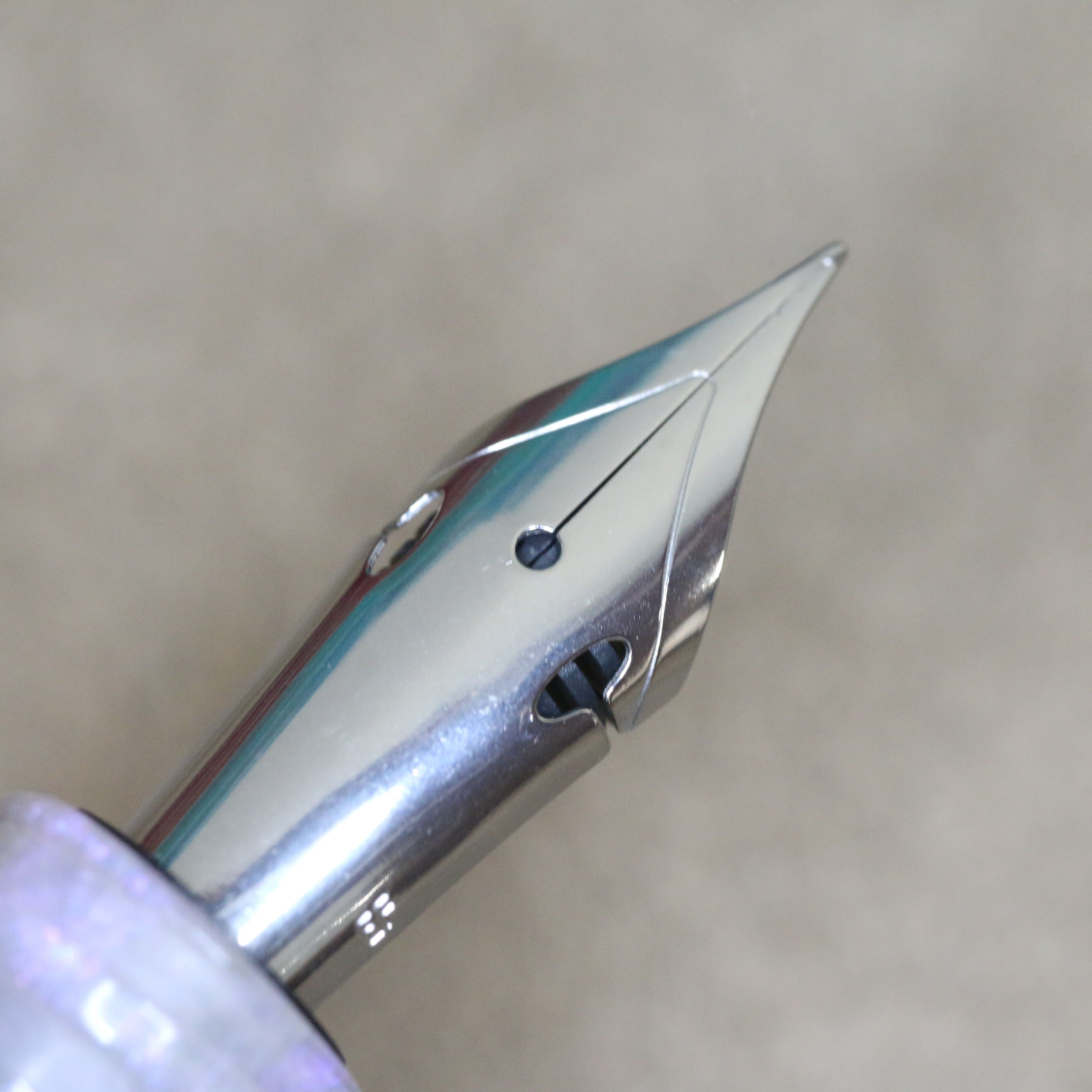 Fountain pen with a square elastic