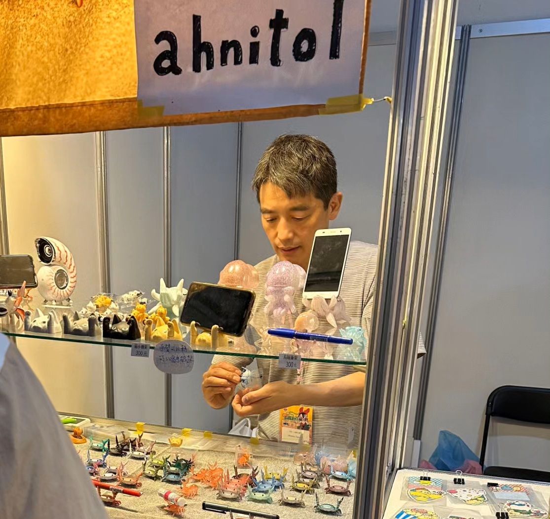 Tanaka-san at a pen show stall